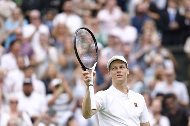 Tennis: Wimbledon championships Jannik Sinner of Italy acknowledges the crowd after beating Pedro Martinez of Spain in the men s singles third round at the Wimbledon tennis tournament in London on July 5, 2025.  A14AA0004703937P