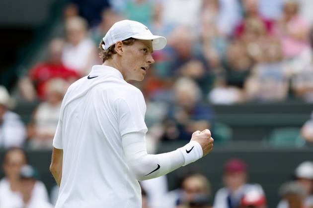 Tennis: Wimbledon championships Jannik Sinner of Italy reacts after winning a point against Ben Shelton of the United States in the men s singles quarterfinals at the Wimbledon tennis tournament in London on July 9, 2025.  A14AA0004715445P
