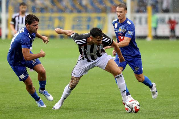 Besiktas vs St. Polten - Friendly match ST. POLTEN, AUSTRIA - JULY 10: St. Polten midfielder Leomend Krasniqi (L) and Besiktas player Mustafa Erhan Hekimoglu (R) compete for the ball during a pre-season friendly match between St. Polten and Besiktas at NV Arena in St. Polten, Austria, on July 10, 2025. Ahmet Okatali Anadolu Polten Austria. Editorial use only. Please get in touch for any other usage. Copyright: x2025xAnadoluxAhmetxOkatalix