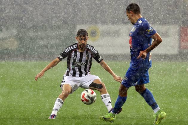 Besiktas vs St. Polten - Friendly match ST. POLTEN, AUSTRIA - JULY 10: Besiktas midfielder Kartal Kayra Yilmaz (L) and St. Polten defender Dirk Carlson (R) compete for the ball during a pre-season friendly match between St. Polten and Besiktas at NV Arena in St. Polten, Austria, on July 10, 2025. Ahmet Okatali Anadolu Polten Austria. Editorial use only. Please get in touch for any other usage. Copyright: x2025xAnadoluxAhmetxOkatalix