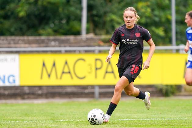 2025-07-11 PEC Zwolle Women v Bayer Leverkusen Women - Pre-season friendly WEZEP, NETHERLANDS - JULY 11: Sofie Zdebel of Bayer Leverkusen 04 during the Pre-season friendly match between PEC Zwolle Women and Bayer Leverkusen Women at Sportpark Mulderssingel on July 11, 2025 in Wezep, Netherlands. Wezep Sportpark Mulderssingel Netherlands Content not available for redistribution in The Netherlands directly or indirectly through any third parties. Copyright: xAndrexWeeningx