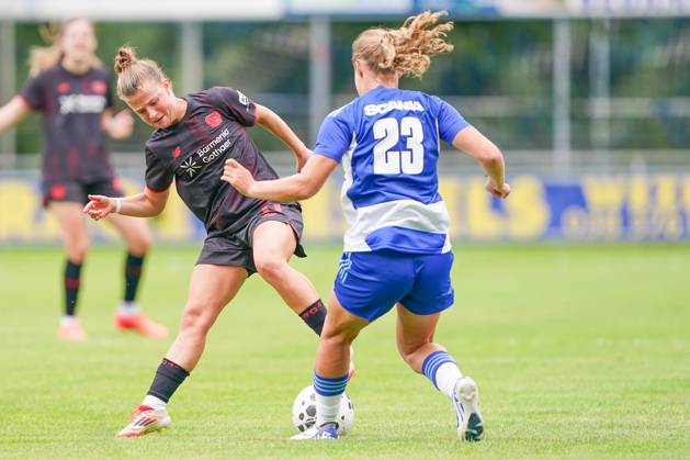 2025-07-11 PEC Zwolle Women v Bayer Leverkusen Women - Pre-season friendly WEZEP, NETHERLANDS - JULY 11: Kristin Kogel of Bayer Leverkusen 04, Inske Weiman of PEC Zwolle during the Pre-season friendly match between PEC Zwolle Women and Bayer Leverkusen Women at Sportpark Mulderssingel on July 11, 2025 in Wezep, Netherlands. Wezep Sportpark Mulderssingel Netherlands Content not available for redistribution in The Netherlands directly or indirectly through any third parties. Copyright: xAndrexWeeningx