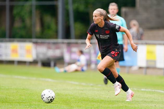 2025-07-11 PEC Zwolle Women v Bayer Leverkusen Women - Pre-season friendly WEZEP, NETHERLANDS - JULY 11: Juliette Vidal of Bayer Leverkusen 04 during the Pre-season friendly match between PEC Zwolle Women and Bayer Leverkusen Women at Sportpark Mulderssingel on July 11, 2025 in Wezep, Netherlands. Wezep Sportpark Mulderssingel Netherlands Content not available for redistribution in The Netherlands directly or indirectly through any third parties. Copyright: xAndrexWeeningx