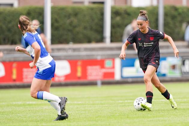 2025-07-11 PEC Zwolle Women v Bayer Leverkusen Women - Pre-season friendly WEZEP, NETHERLANDS - JULY 11: Jasmijn Dijsselhof of PEC Zwolle, Sana Coskun of Bayer Leverkusen 04 during the Pre-season friendly match between PEC Zwolle Women and Bayer Leverkusen Women at Sportpark Mulderssingel on July 11, 2025 in Wezep, Netherlands. Wezep Sportpark Mulderssingel Netherlands Content not available for redistribution in The Netherlands directly or indirectly through any third parties. Copyright: xAndrexWeeningx