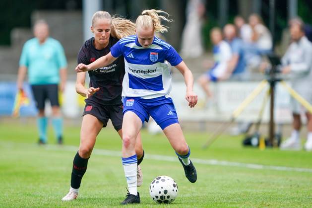 2025-07-11 PEC Zwolle Women v Bayer Leverkusen Women - Pre-season friendly WEZEP, NETHERLANDS - JULY 11: Juliette Vidal of Bayer Leverkusen 04, Lyanne Iedema of PEC Zwolle during the Pre-season friendly match between PEC Zwolle Women and Bayer Leverkusen Women at Sportpark Mulderssingel on July 11, 2025 in Wezep, Netherlands. Wezep Sportpark Mulderssingel Netherlands Content not available for redistribution in The Netherlands directly or indirectly through any third parties. Copyright: xAndrexWeeningx