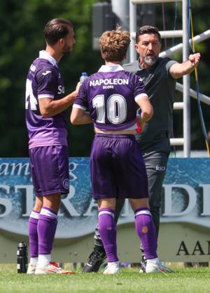 Anderlecht s Enric Llansana, Anderlecht s Yari Verschaeren and Anderlecht s head coach Besnik Hasi pictured during a friendly soccer game between Belgian soccer team RSC Anderlecht and Rakow Cz& 281;stochowa, during their summer camp in Renesse, the Netherlands on Saturday 12 July 2025. The team is preparing for the upcoming 2025-2026 first division season. VIRGINIExLEFOUR x128974155x