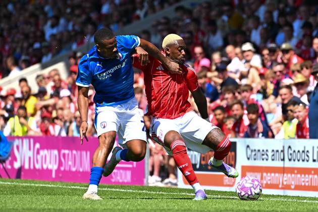 Chesterfield v Nottingham Forest - Pre-Season Friendly Callum Hudson-Odoi of Nottingham Forest battles with Vontae Daley-Campbell of Chesterfield during the pre-season friendly match between Chesterfield and Nottingham Forest at the SMH Group Stadium in Chesterfield, England, on July 12, 2025. Chesterfield Derbyshire United Kingdom Copyright: xMIxNewsx originalFilename:fletcher-chesterf250712_npEUk