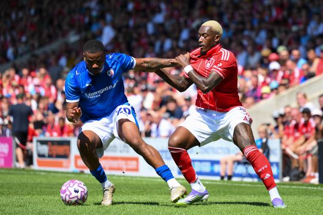 Chesterfield v Nottingham Forest - Pre-Season Friendly Callum Hudson-Odoi of Nottingham Forest battles with Vontae Daley-Campbell of Chesterfield during the pre-season friendly match between Chesterfield and Nottingham Forest at the SMH Group Stadium in Chesterfield, England, on July 12, 2025. Chesterfield Derbyshire United Kingdom Copyright: xMIxNewsx originalFilename:fletcher-chesterf250712_npvYk