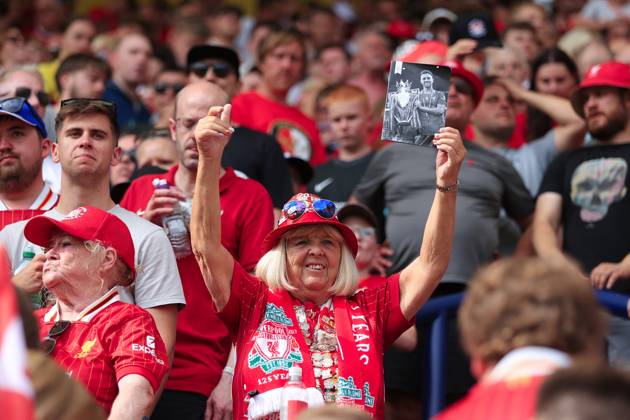 Fußball Vor-Saison-Freundschaftsspiel Preston North End gegen Liverpool 13. Juli 2025 Vor-Saison-Freundschaftsspiel Preston North End gegen Liverpool Ein Liverpool-Fan hält ein Exemplar des Spieltagsprogramms hoch, das dem verstorbenen Diogo Jota gewidmet ist Foto Simon Stacpoole Offside Preston UK Copyright: xSimonxStacpoolexOffside