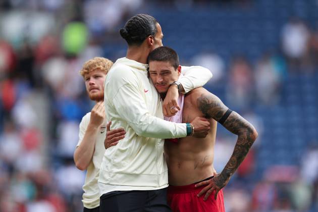 Fußball Vor-Saison-Freundschaftsspiel Preston North End gegen Liverpool 13. Juli 2025 Vor-Saison-Freundschaftsspiel Preston North End gegen Liverpool Virgil van Dijk von Liverpool umarmt Teamkollege Darwin Nunez von Liverpool nach dem Spiel Foto Simon Stacpoole Abseits Preston UK  Copyright: xSimonxStacpoolexOffside