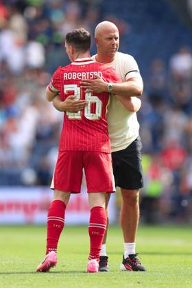 Fußball Vorsaison-Freundschaftsspiel Preston North End gegen Liverpool 13. Juli 2025 Vorsaison-Freundschaftsspiel Preston North End gegen Liverpool Liverpool-Manager Arne Slot umarmt Andrew Robertson von Liverpool nach dem Spiel Foto Simon Stacpoole Abseits Preston UK  Copyright: xSimonxStacpoolexOffside