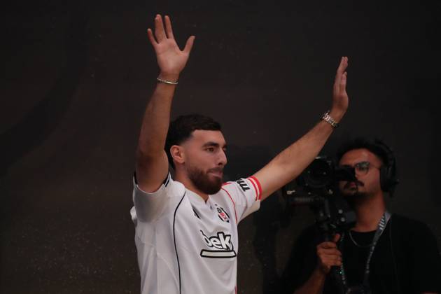 Besiktas™s new signing from Benfica, Orkun Kokcu, signed his contract at a ceremony held at Tupras Stadium in front of 20,000 fans in Istanbul Turkey on July 13 , 2025. The Turkish national team, Nationalteam player Orkun Kokcu said, All I ask from you is to support my teammates, our coach, our president, and me. Let™s win trophies, let™s win championships. Istanbul Turkey Copyright: xSeskimphotox OrkunKokcu_130725 (5)