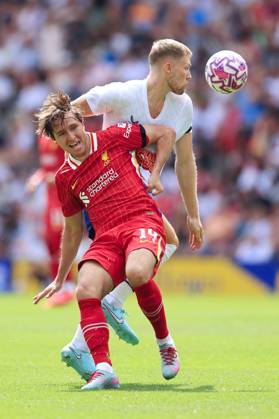 Fußball Vorsaison-Freundschaftsspiel Preston North End gegen Liverpool 13. Juli 2025 Vorsaison-Freundschaftsspiel Preston North End gegen Liverpool Federico Chiesa von Liverpool kämpft mit Lewis Gibson von Preston North End Foto Simon Stacpoole Abseits Preston UK  Copyright: xSimonxStacpoolexOffside