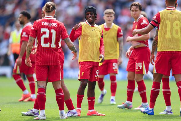 Fußball Vor-Saison-Freundschaftsspiel Preston North End gegen Liverpool 13. Juli 2025 Vor-Saison-Freundschaftsspiel Preston North End gegen Liverpool Jeremie Frimpong von Liverpool grüßt seine Mannschaftskameraden Foto Simon Stacpoole Offside Preston UK  Copyright: xSimonxStacpoolexOffside