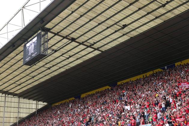 Fußball Vor-Saison-Freundschaftsspiel Preston North End gegen Liverpool 13. Juli 2025 Vor-Saison-Freundschaftsspiel Preston North End gegen Liverpool Auf dem großen Bildschirm ist ein Bild von Diogo Jota und seinem Bruder Andre Silva zu sehen, die kürzlich bei einem Autounfall ums Leben kamen, während die Liverpooler Fans zuschauen Foto Simon Stacpoole Abseits Preston UK  Copyright: xSimonxStacpoolexOffside