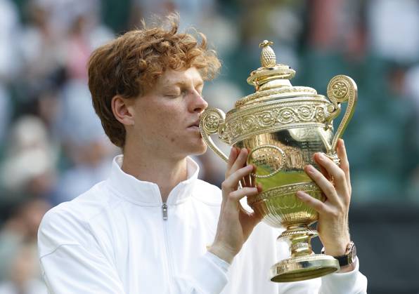 Tennis: Wimbledon championships Jannik Sinner of Italy kisses the victor s trophy after beating Carlos Alcaraz of Spain in the men s singles final at the Wimbledon tennis tournament in London on July 13, 2025.  A14AA0004721780P