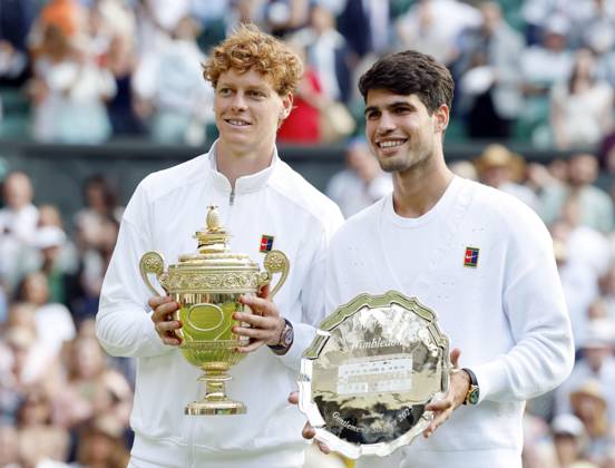 Tennis: Wimbledon championships Jannik Sinner (L) of Italy poses after beating Carlos Alcaraz (R) of Spain in the men s singles final at the Wimbledon tennis tournament in London on July 13, 2025.  A14AA0004721902P
