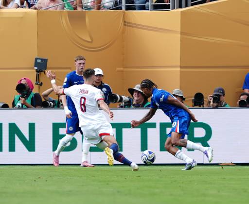 Medal ceremony for players of chelsea and psg :fifa club world cup 2925. (spo) medal ceremony for players of chelsea and psg :fifa club world cup 2925. July 13, 2025, new jersey, usa: medal ceremony of finalists of fifa club world cup 2025 presented by us president donald trump and fifa president gianni infantino after soccer match between chelsea and psg valid for the finals of fifa club world cup 2025 at metlife stadium in new jersey. Chelsea won 3-0. (Foto: Briant Mendez Thenews2 imago images) SPO Copyright: xBriantxmendezx