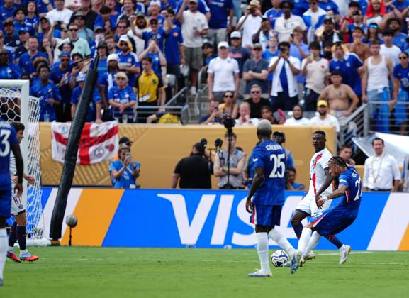 Medal ceremony for players of chelsea and psg :fifa club world cup 2925. (spo) medal ceremony for players of chelsea and psg :fifa club world cup 2925. July 13, 2025, new jersey, usa: medal ceremony of finalists of fifa club world cup 2025 presented by us president donald trump and fifa president gianni infantino after soccer match between chelsea and psg valid for the finals of fifa club world cup 2025 at metlife stadium in new jersey. Chelsea won 3-0. (Foto: Briant Mendez Thenews2 imago images) SPO Copyright: xBriantxmendezx