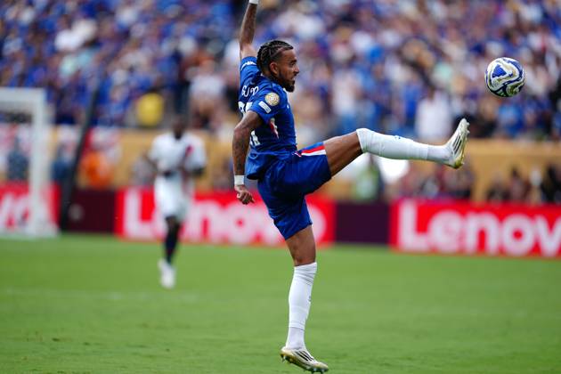 Medal ceremony for players of chelsea and psg :fifa club world cup 2925. (spo) medal ceremony for players of chelsea and psg :fifa club world cup 2925. July 13, 2025, new jersey, usa: medal ceremony of finalists of fifa club world cup 2025 presented by us president donald trump and fifa president gianni infantino after soccer match between chelsea and psg valid for the finals of fifa club world cup 2025 at metlife stadium in new jersey. Chelsea won 3-0. (Foto: Briant Mendez Thenews2 imago images) SPO Copyright: xBriantxmendezx