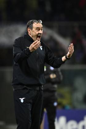 Foto Massimo Paolone LaPresse 26 Febbraio 2024 - Firenze, Italia - calcio - Fiorentina vs Lazio - Campionato italiano di calcio Serie A TIM 2023 2024 - Stadio Artemio Franchi. Nella foto: Maurizio Sarri (SS Lazio) da indicazioni ai suoi giocatori February 26, 2024 Florence, Italy - sport, calcio - Fiorentina vs Lazio - Italian Serie A Football Championship 2023 2024 - Artemio Franchi Stadium. In the pic: Maurizio Sarri (SS Lazio) shouts instructions to his players Copyright: xMassimoxPaolone LaPressex
