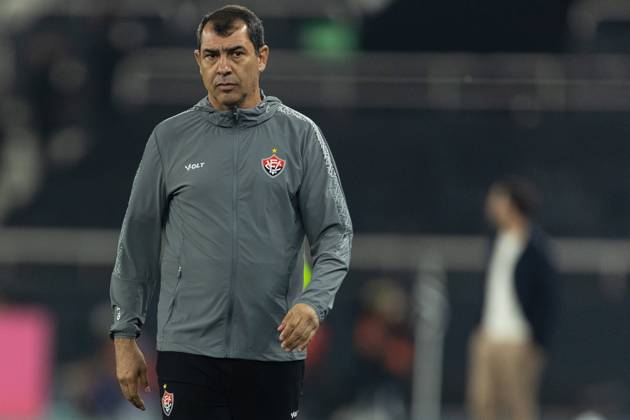 Soccer - Brasileirao 2025 - Botafogo 0:0 Vitoria RIO DE JANEIRO, BRAZIL - JULY 16: FABIO CARILLE, Head Coach of Vitoria, looks on during the match between Botafogo and Vitoria as part of Brasileirao 2025 at Estadio Olimpico Nilton Santos on July 16, 2025 in Rio de Janeiro, Brazil. Rio de Janeiro Estadio Olimpico Nilton Santos Brazil Copyright: xRuanoxCarneiroxRuanoxCarneirox