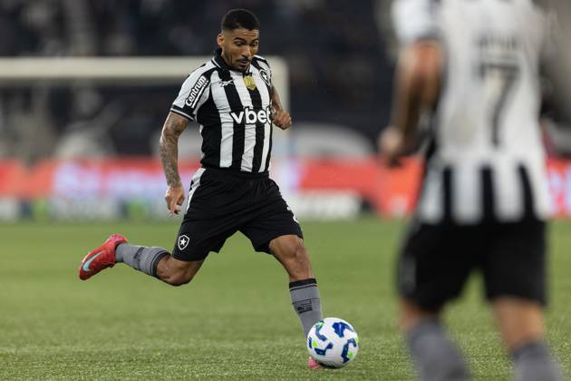 Soccer - Brasileirao 2025 - Botafogo 0:0 Vitoria RIO DE JANEIRO, BRAZIL - JULY 16: ALLAN of Botafogo kicks the ball during the match between Botafogo and Vitoria as part of Brasileirao 2025 at Estadio Olimpico Nilton Santos on July 16, 2025 in Rio de Janeiro, Brazil. Rio de Janeiro Estadio Olimpico Nilton Santos Brazil Copyright: xRuanoxCarneiroxRuanoxCarneirox