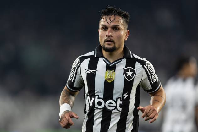 Soccer - Brasileirao 2025 - Botafogo 0:0 Vitoria RIO DE JANEIRO, BRAZIL - JULY 16: ARTUR of Botafogo looks on during the match between Botafogo and Vitoria as part of Brasileirao 2025 at Estadio Olimpico Nilton Santos on July 16, 2025 in Rio de Janeiro, Brazil. Rio de Janeiro Estadio Olimpico Nilton Santos Brazil Copyright: xRuanoxCarneiroxRuanoxCarneirox