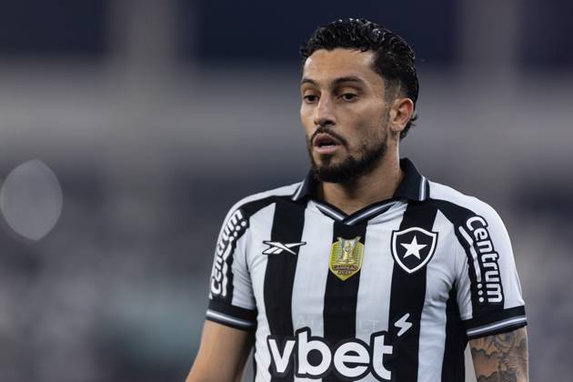 Soccer - Brasileirao 2025 - Botafogo 0:0 Vitoria RIO DE JANEIRO, BRAZIL - JULY 16: ALEX TELLES of Botafogo looks on during the match between Botafogo and Vitoria as part of Brasileirao 2025 at Estadio Olimpico Nilton Santos on July 16, 2025 in Rio de Janeiro, Brazil. Rio de Janeiro Estadio Olimpico Nilton Santos Brazil Copyright: xRuanoxCarneiroxRuanoxCarneirox