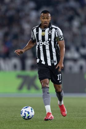 Soccer - Brasileirao 2025 - Botafogo 0:0 Vitoria RIO DE JANEIRO, BRAZIL - JULY 16: MARLON FREITAS of Botafogo controls the ball during the match between Botafogo and Vitoria as part of Brasileirao 2025 at Estadio Olimpico Nilton Santos on July 16, 2025 in Rio de Janeiro, Brazil. Rio de Janeiro Estadio Olimpico Nilton Santos Brazil Copyright: xRuanoxCarneiroxRuanoxCarneirox
