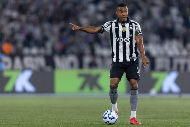 Soccer - Brasileirao 2025 - Botafogo 0:0 Vitoria RIO DE JANEIRO, BRAZIL - JULY 16: MARLON FREITAS of Botafogo controls the ball during the match between Botafogo and Vitoria as part of Brasileirao 2025 at Estadio Olimpico Nilton Santos on July 16, 2025 in Rio de Janeiro, Brazil. Rio de Janeiro Estadio Olimpico Nilton Santos Brazil Copyright: xRuanoxCarneiroxRuanoxCarneirox
