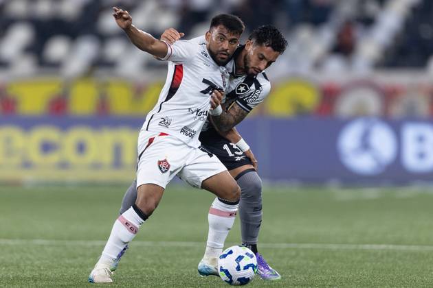 Soccer - Brasileirao 2025 - Botafogo 0:0 Vitoria RIO DE JANEIRO, BRAZIL - JULY 16: ALEX TELLES of Botafogo battles for the ball during the match between Botafogo and Vitoria as part of Brasileirao 2025 at Estadio Olimpico Nilton Santos on July 16, 2025 in Rio de Janeiro, Brazil. Rio de Janeiro Estadio Olimpico Nilton Santos Brazil Copyright: xRuanoxCarneiroxRuanoxCarneirox