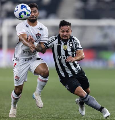Soccer - Brasileirao 2025 - Botafogo 0:0 Vitoria RIO DE JANEIRO, BRAZIL - JULY 16: ARTHUR of Botafogo fights for the ball during the match between Botafogo and Vitoria as part of Brasileirao 2025 at Estadio Olimpico Nilton Santos on July 16, 2025 in Rio de Janeiro, Brazil. Rio de Janeiro Estadio Olimpico Nilton Santos Brazil Copyright: xRuanoxCarneiroxRuanoxCarneirox