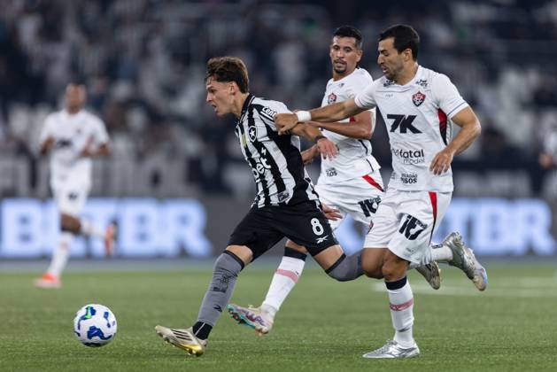 Soccer - Brasileirao 2025 - Botafogo 0:0 Vitoria RIO DE JANEIRO, BRAZIL - JULY 16: ALVARO MONTORO of Botafogo fights for the ball during the match between Botafogo and Vitoria as part of Brasileirao 2025 at Estadio Olimpico Nilton Santos on July 16, 2025 in Rio de Janeiro, Brazil. Rio de Janeiro Estadio Olimpico Nilton Santos Brazil Copyright: xRuanoxCarneiroxRuanoxCarneirox
