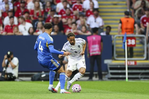 Manchester United, ManU FC v Leeds United FC, Pre-Season Friendly, Stockholm Manchester United forward Matheus Cunha (10) battles with Leeds United midfielder Ethan Ampadu (4) during the Manchester United FC v Leeds United FC Pre-Season Friendly match at the Strawberry Arena, Stockholm, Sweden on 19 July 2025 Credit: Phil Duncan Every Second Media Editorial use only. All images are copyright Every Second Media Limited. No images may be reproduced without prior permission. Copyright: xIMAGO EveryxSecondxMediax ESM-1534-0013 PhilxDuncanx xEveryxSecondxMediax