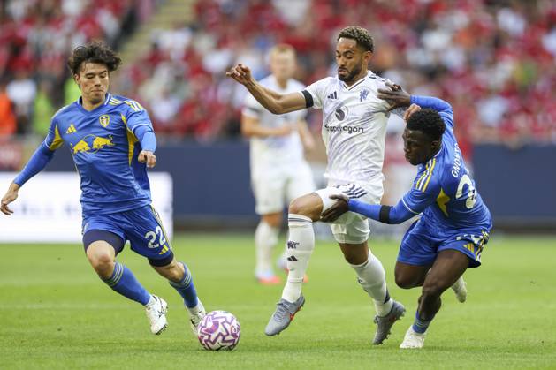 Manchester United, ManU FC v Leeds United FC, Pre-Season Friendly, Stockholm Manchester United forward Matheus Cunha (10) battles with Leeds United forward Wilfried Gnonto during the Manchester United FC v Leeds United FC Pre-Season Friendly match at the Strawberry Arena, Stockholm, Sweden on 19 July 2025 Credit: Phil Duncan Every Second Media Editorial use only. All images are copyright Every Second Media Limited. No images may be reproduced without prior permission. Copyright: xIMAGO EveryxSecondxMediax ESM-1534-0015 PhilxDuncanx xEveryxSecondxMediax