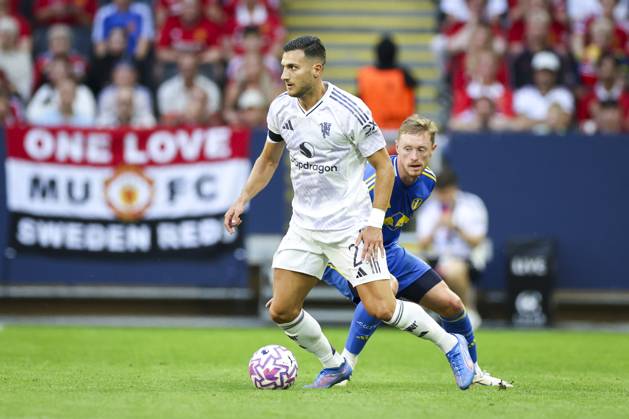 Manchester United, ManU FC v Leeds United FC, Pre-Season Friendly, Stockholm Manchester United defender Diogo Dalot (2) battles with Leeds United Sean Longstaff (8) during the Manchester United FC v Leeds United FC Pre-Season Friendly match at the Strawberry Arena, Stockholm, Sweden on 19 July 2025 Credit: Phil Duncan Every Second Media Editorial use only. All images are copyright Every Second Media Limited. No images may be reproduced without prior permission. Copyright: xIMAGO EveryxSecondxMediax ESM-1534-0032 PhilxDuncanx xEveryxSecondxMediax
