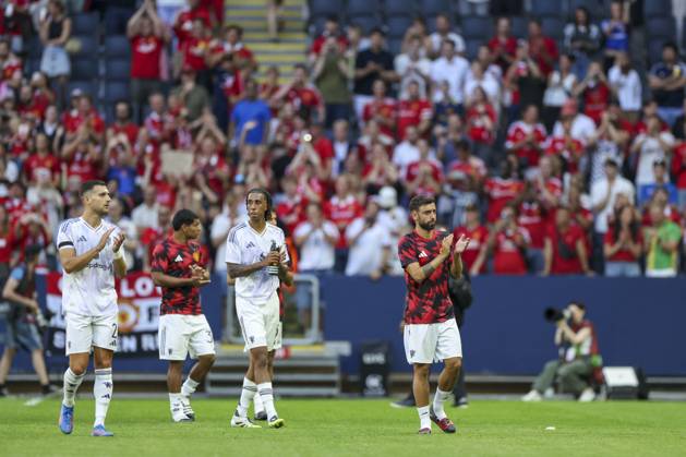 Manchester United, ManU FC v Leeds United FC, Pre-Season Friendly, Stockholm Manchester United midfielder Bruno Fernandes (8) Manchester United defender Diogo Dalot (2) Manchester United defender Leny Yoro (15) applauds the fans after the Manchester United FC v Leeds United FC Pre-Season Friendly match at the Strawberry Arena, Stockholm, Sweden on 19 July 2025 Credit: Phil Duncan Every Second Media Editorial use only. All images are copyright Every Second Media Limited. No images may be reproduced without prior permission. Copyright: xIMAGO EveryxSecondxMediax ESM-1534-0062 PhilxDuncanx xEveryxSecondxMediax