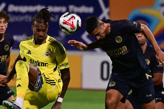 Uniao de Leiria v Fenerbahce - Friendlies ALBUFEIRA, PORTUGAL - JULY 20: Archie Brown (L) of Fenerbahce and Pablo (R) of Uniao de Leiria compete during the pre-season preparation match between Fenerbahce and Uniao de Leiria at Estadio Municipal de Albufeira in Albufeira, Portugal on July 20, 2025. Serhat Cagdas Anadolu Albufeira Portugal. Editorial use only. Please get in touch for any other usage. Copyright: x2025xAnadoluxSerhatxCagdasx