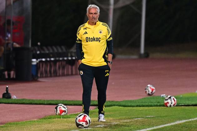 Uniao de Leiria v Fenerbahce - Friendlies ALBUFEIRA, PORTUGAL - JULY 20: Fenerbahce head coach Jose Mourinho during the pre-season preparation match between Fenerbahce and Uniao de Leiria at Estadio Municipal de Albufeira in Albufeira, Portugal on July 20, 2025. Serhat Cagdas Anadolu Albufeira Portugal. Editorial use only. Please get in touch for any other usage. Copyright: x2025xAnadoluxSerhatxCagdasx