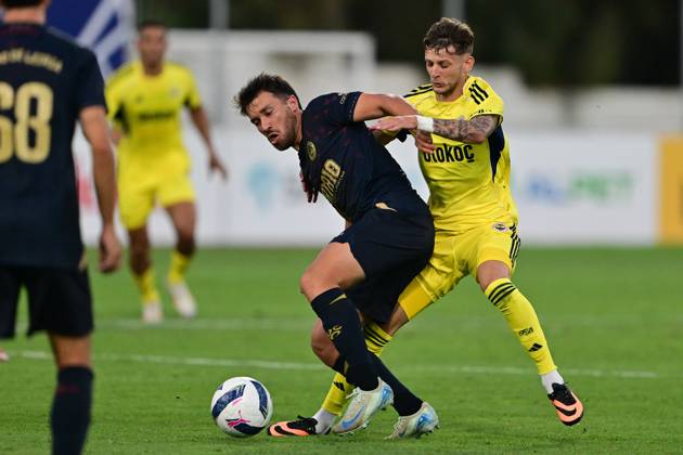 Uniao de Leiria v Fenerbahce - Friendlies ALBUFEIRA, PORTUGAL - JULY 20: Sebastian Szymanski (R) of Fenerbahce and Joao Pedro of Uniao de Leiria compete during a pre-season preparation match between Fenerbahce and Uniao de Leiria at Estadio Municipal de Albufeira in Albufeira, Portugal on July 20, 2025. Serhat Cagdas Anadolu Albufeira Portugal. Editorial use only. Please get in touch for any other usage. Copyright: x2025xAnadoluxSerhatxCagdasx