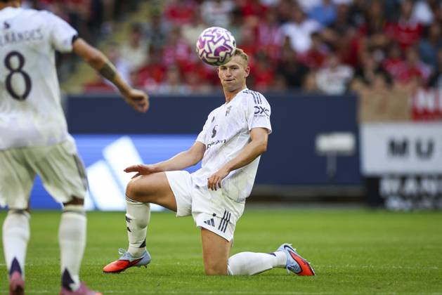 Manchester United, ManU FC v Leeds United FC, Pre-Season Friendly, Stockholm Manchester United defender Matthijs de Ligt (4) heads the ball during the Manchester United FC v Leeds United FC Pre-Season Friendly match at the Strawberry Arena, Stockholm, Sweden on 19 July 2025 Credit: Phil Duncan Every Second Media Editorial use only. All images are copyright Every Second Media Limited. No images may be reproduced without prior permission. Copyright: xIMAGO EveryxSecondxMediax ESM-1534-0156 PhilxDuncanx xEveryxSecondxMediax