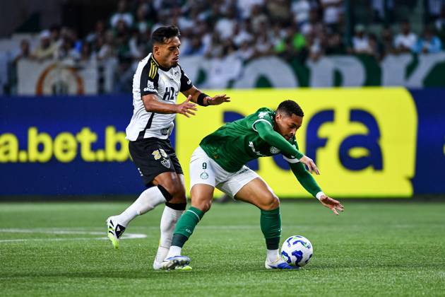 Palmeiras x Atlético MG SaO PAULO, SP - 20.07.2025: PALMEIRAS X ATLà TICO MG - Gabriel Menino of Atlà tico MG and Vitor Roque of Palmeiras fight for the ball, during the match between Palmeiras x Atlà tico MG, valid for the fifteenth round of the 2025 Brazilian Football Championship, this Sunday, (20) at Allianz Parque, SP. (Photo: Roberto Casimiro Fotoarena) x2773517x RobertoxCasimiro