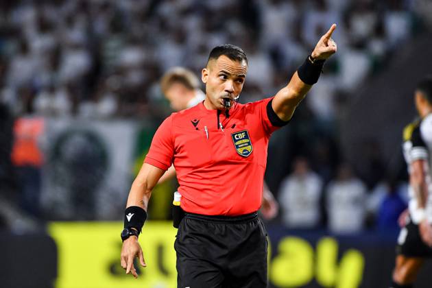 Palmeiras x Atlético MG SaO PAULO, SP - 20.07.2025: PALMEIRAS X ATLà TICO MG - Referee Alex Gomes Stefano during the match between Palmeiras x Atlà tico MG, valid for the fifteenth round of the 2025 Brazilian Football Championship, this Sunday, (20) at Allianz Parque, SP. (Photo: Roberto Casimiro Fotoarena) x2773519x RobertoxCasimiro