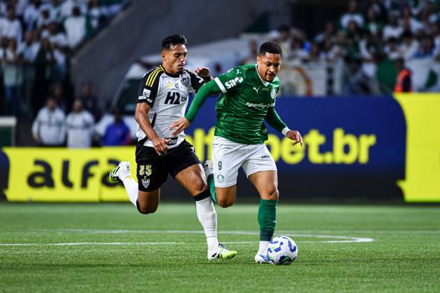 Palmeiras x Atlético MG SaO PAULO, SP - 20.07.2025: PALMEIRAS X ATLà TICO MG - Gabriel Menino of Atlà tico MG and Vitor Roque of Palmeiras fight for the ball, during the match between Palmeiras x Atlà tico MG, valid for the fifteenth round of the 2025 Brazilian Football Championship, this Sunday, (20) at Allianz Parque, SP. (Photo: Roberto Casimiro Fotoarena) x2773526x RobertoxCasimiro