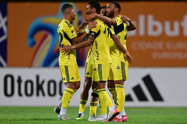 Uniao de Leiria v Fenerbahce - Friendlies ALBUFEIRA, PORTUGAL - JULY 20: Cenk Tosun of Fenerbahce celebrates a goal with his teammates during the pre-season preparation match between Fenerbahce and Uniao de Leiria at Estadio Municipal de Albufeira in Albufeira, Portugal on July 20, 2025. Serhat Cagdas Anadolu Albufeira Portugal. Editorial use only. Please get in touch for any other usage. Copyright: x2025xAnadoluxSerhatxCagdasx