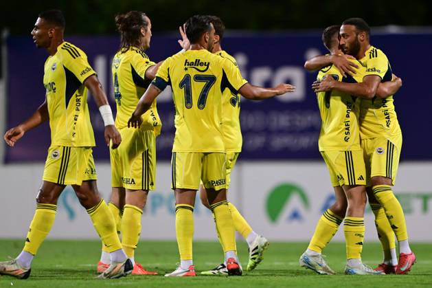 Uniao de Leiria v Fenerbahce - Friendlies ALBUFEIRA, PORTUGAL - JULY 20: Cenk Tosun of Fenerbahce celebrates a goal with his teammates during the pre-season preparation match between Fenerbahce and Uniao de Leiria at Estadio Municipal de Albufeira in Albufeira, Portugal on July 20, 2025. Serhat Cagdas Anadolu Albufeira Portugal. Editorial use only. Please get in touch for any other usage. Copyright: x2025xAnadoluxSerhatxCagdasx
