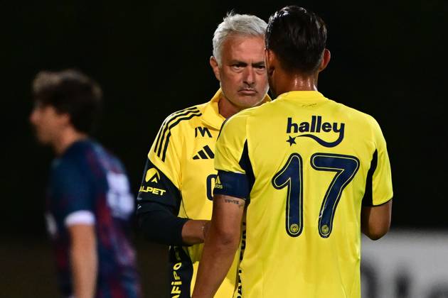 Uniao de Leiria v Fenerbahce - Friendlies ALBUFEIRA, PORTUGAL - JULY 20: Head Coach Jose Mourinho of Fenerbahce gives tactic to Irfan Kahveci during a pre-season preparation match between Fenerbahce and Uniao de Leiria at Estadio Municipal de Albufeira in Albufeira, Portugal on July 20, 2025. Serhat Cagdas Anadolu Albufeira Portugal. Editorial use only. Please get in touch for any other usage. Copyright: x2025xAnadoluxSerhatxCagdasx