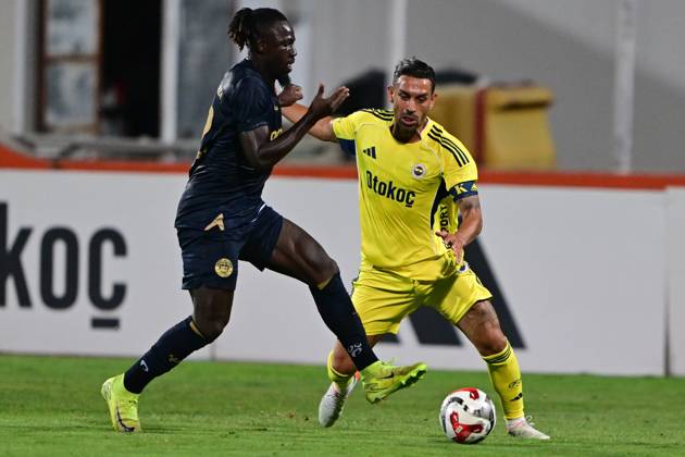 Uniao de Leiria v Fenerbahce - Friendlies ALBUFEIRA, PORTUGAL - JULY 20: Irfan Kahveci of Fenerbahce in action against Habib Syala of Uniao de Leiria during a pre-season preparation match between Fenerbahce and Uniao de Leiria at Estadio Municipal de Albufeira in Albufeira, Portugal on July 20, 2025. Serhat Cagdas Anadolu Albufeira Portugal. Editorial use only. Please get in touch for any other usage. Copyright: x2025xAnadoluxSerhatxCagdasx