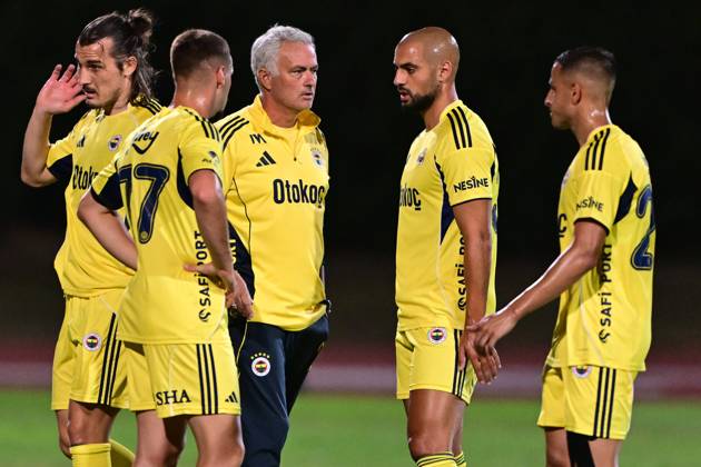 Uniao de Leiria v Fenerbahce - Friendlies ALBUFEIRA, PORTUGAL - JULY 20: Head Coach Jose Mourinho of Fenerbahce gives tactic to his players during a pre-season preparation match between Fenerbahce and Uniao de Leiria at Estadio Municipal de Albufeira in Albufeira, Portugal on July 20, 2025. Serhat Cagdas Anadolu Albufeira Portugal. Editorial use only. Please get in touch for any other usage. Copyright: x2025xAnadoluxSerhatxCagdasx